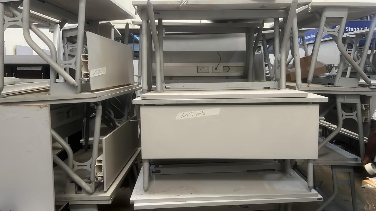 10 Metallic stand tables