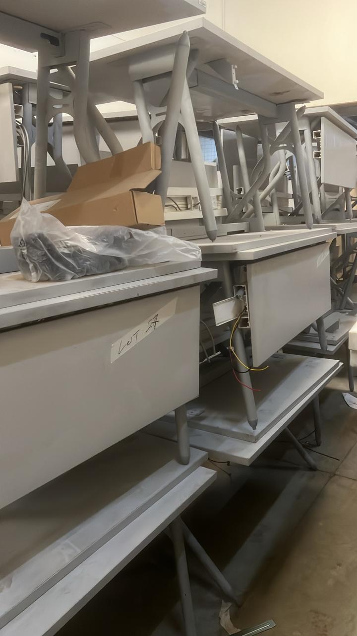 10 Metallic stand tables