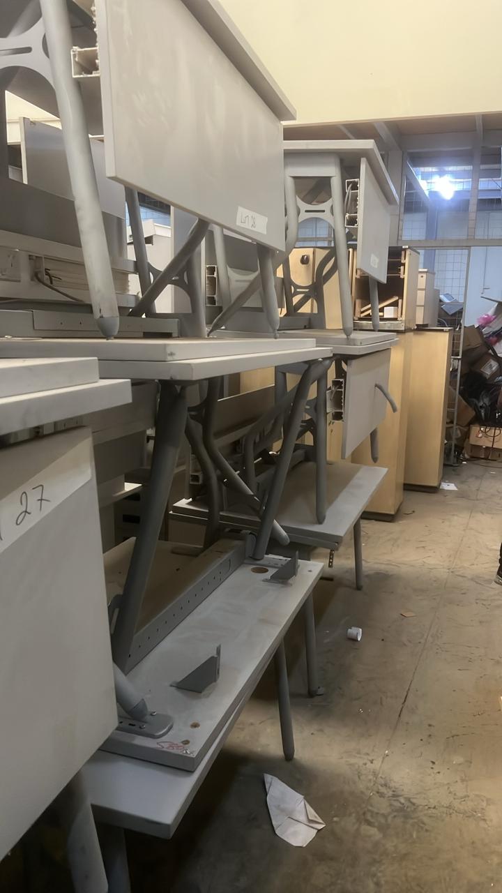 10 Metallic stand tables