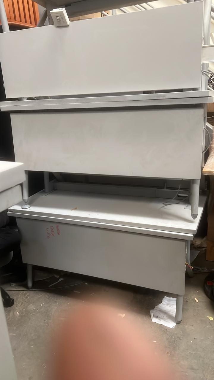 25 Metallic stand tables