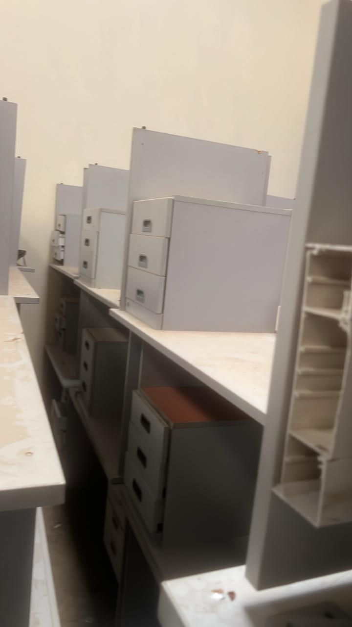 9 Single pedestal desks