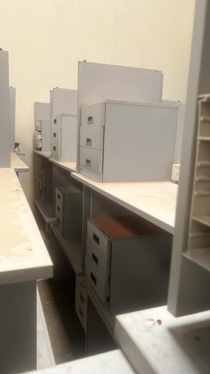 9 Single pedestal desks