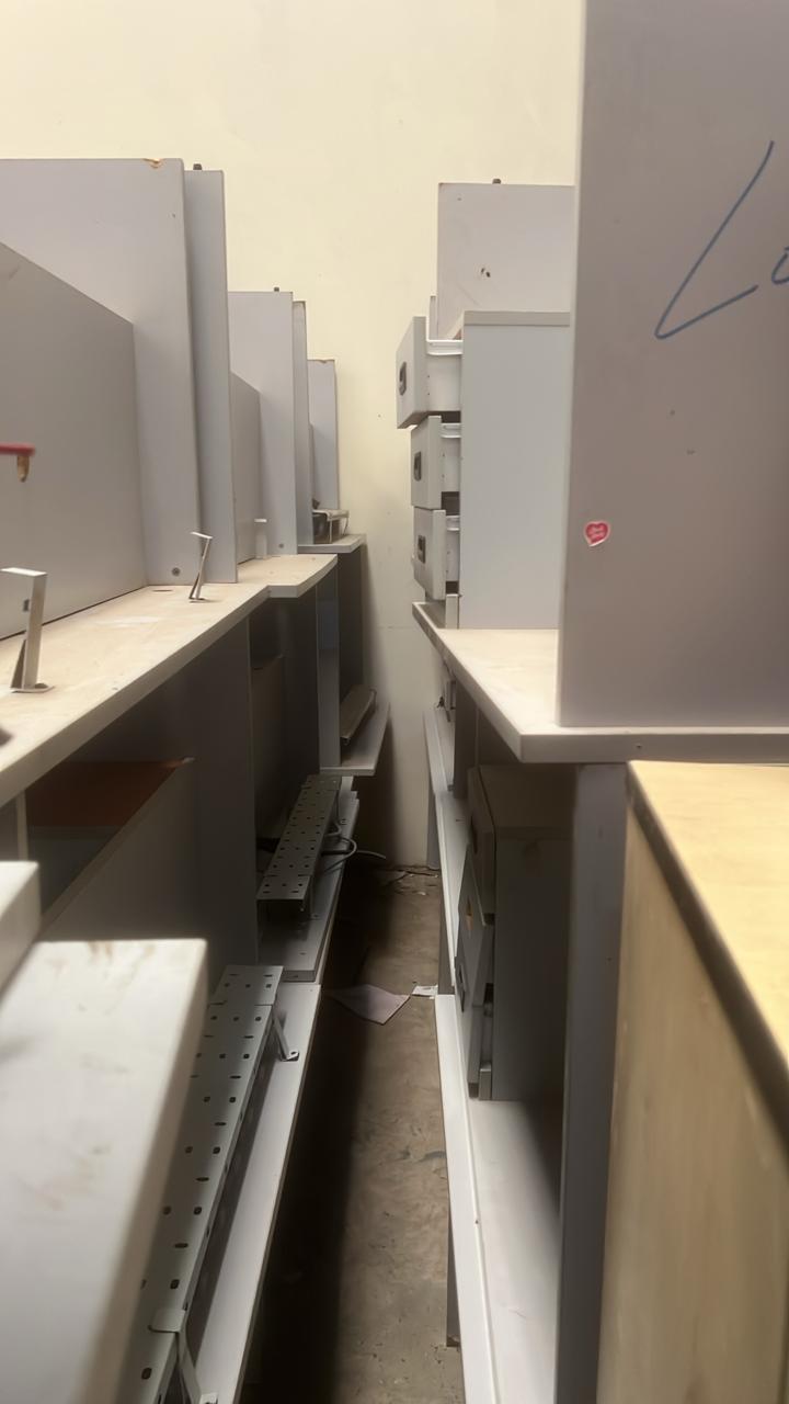 9 Single pedestal desks