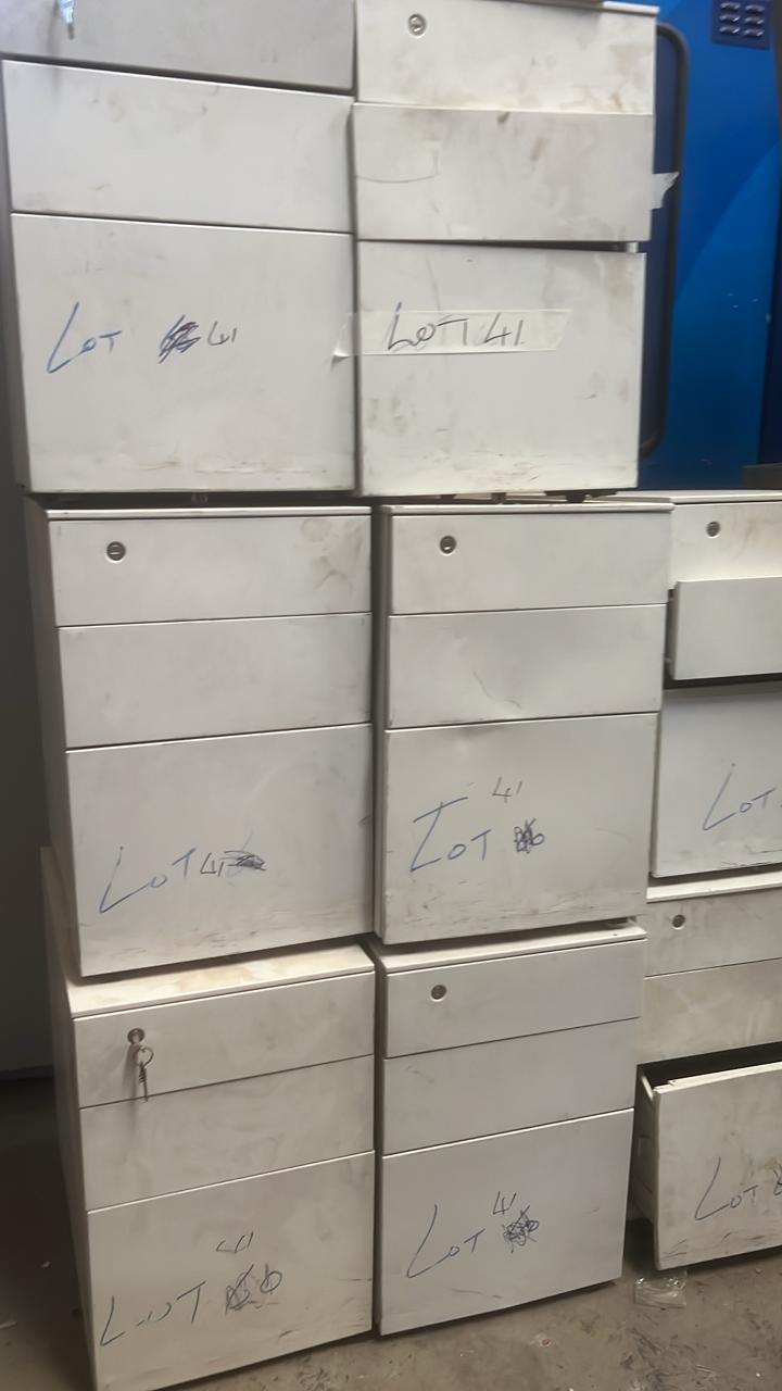 9 Metallic pedestals