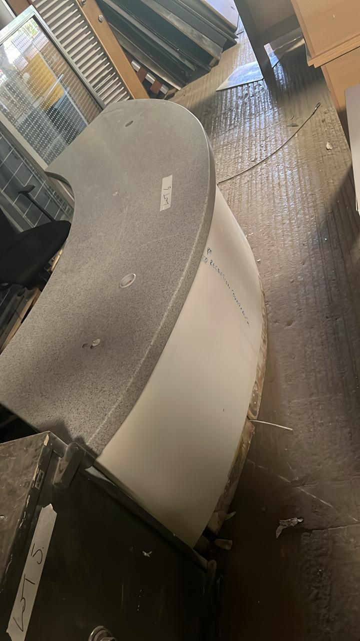 Curved reception counter