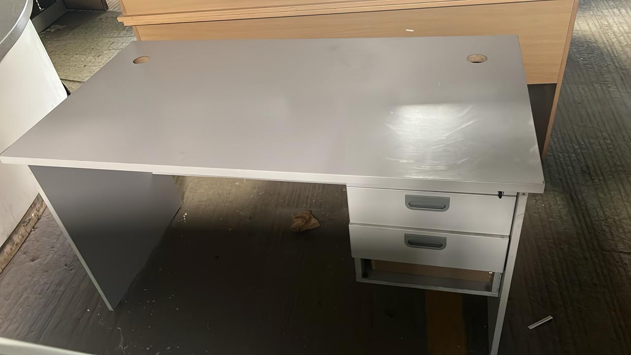 Single pedestal desk